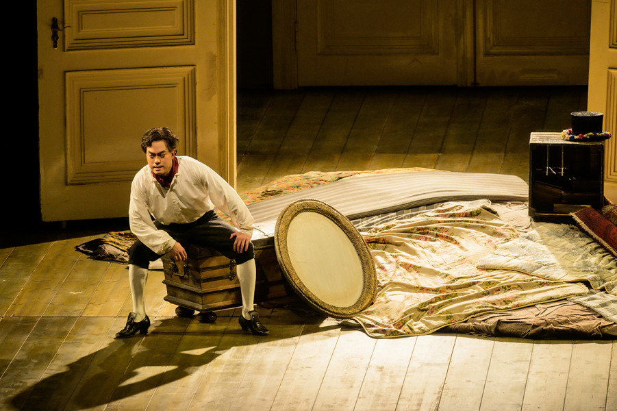 Le nozze di Figaro - © Bettina Stöß Während seiner berühmten Arie "Will der Herr Graf ein Tänzchen nun wagen" sitzt Figaro im gemeinsamen Zimmer auf einer Truhe.