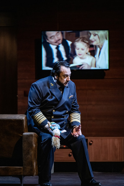 Simon Boccanegra - © Bettina Stöß Simon Boccanegra im Privatgemach (Der Machtwechsel hat stattgefunden). Hinter ihm auf dem Bildschirm die Aufnahmen der Familie Fiescos.