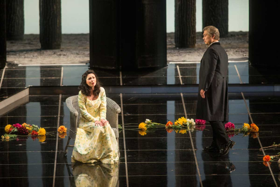 La Traviata - © Marcus Lieberenz Inzwischen leben Violetta und Alfredo auf dem Land. Der mondänen Halbwelt von Paris haben sie den Rücken gekehrt. Nun sucht Alfredos Vater Giorgio Germont Violetta auf, um sie zu bitten, vom Sohn zu lassen, damit die Schwester zu einer standesgemäßen Ehe finden kann.