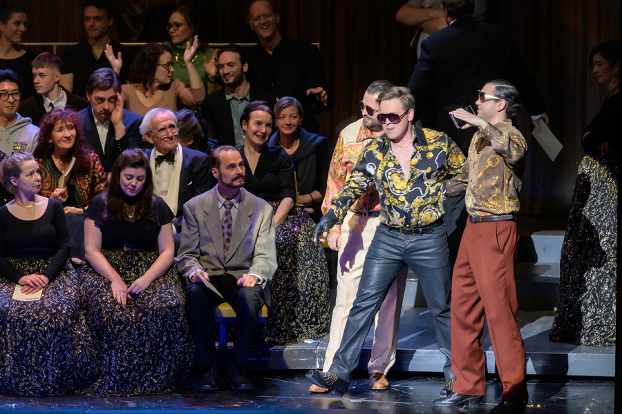 Rigoletto - © Bettina Stöß Der Herzog betritt die Bühne mit seinen beiden Kumpanen Marullo und Matteo Borsa. Der Herzog in Lederhose, Halbfinger-Handschuhen und einem auffälligen, goldgemusterten schwarzen Seidenhemd. Ebenfalls grellgemusterte Hemden tragen die beiden Höflinge.