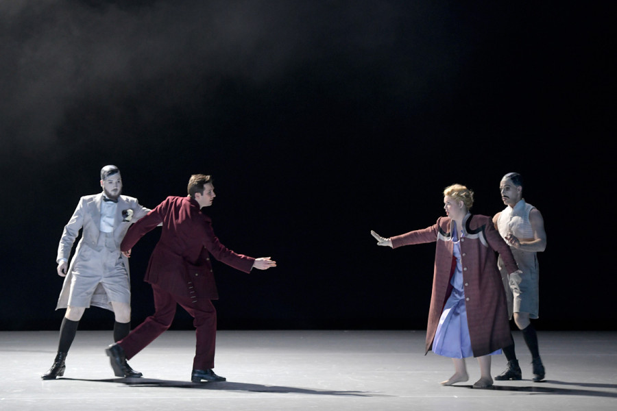 A Midsummer Night’s Dream - © Bettina Stöß Puck bewacht Hermia. Demetrius möchte zu Hermia gehen, wird aber von Oberon daran gehindert.