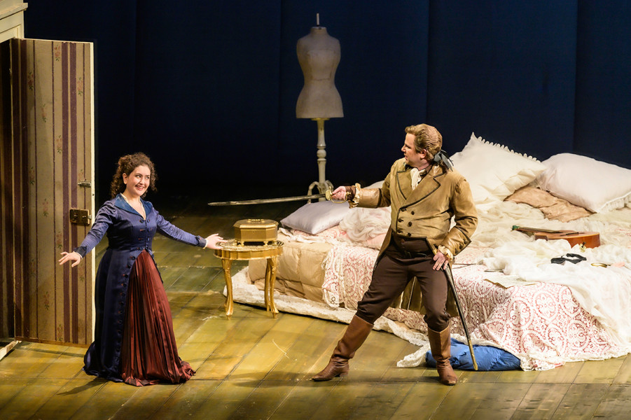 Le nozze di Figaro - © Bettina Stöß In Abwesenheit des gräflichen Paares hat Susanna den Pagen aus der Ankleidekammer gelassen und ist an seiner Stelle in die Kammer gegangen. Der Graf hat nun die Tür geöffnet und bedroht mit dem Degen den "Pagen": Nur ist da eben keine Page sondern Susanna.