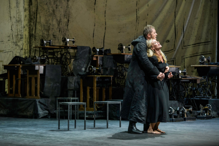 Der fliegende Holländer - © Bettina Stöß Der Holländer hält Senta umschlungen. In ihrem Gesicht eine euphorische Freude.