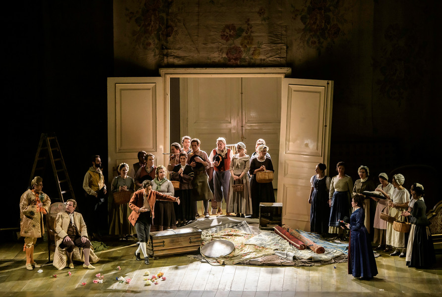 Le nozze di Figaro - © Bettina Stöß Für den Grafen wird es nun eng: Cherubino hat seine Avancen an Susanna gehört und gesehen, Don Basilio kan wohl auch eins und ein zusammenzählen und als nun Figaro zusammen mit Hofleuten in den Raum kommt und öffentlich um die Verehelichung mit Susanna bittet, gehen Almaviva die Optionen aus.