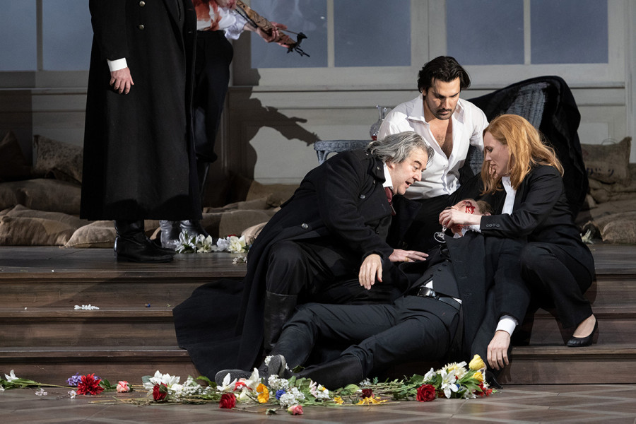 Francesca da Rimini - © Monika Rittershaus Francesca ist umgeben von den drei Brüdern des Hauses von Rimini: Giovanni lo Sciancato, ihr ungeliebter Ehemann, Paolo il Bello, ihr Liebhaber, und auf ihren Knien Malatestino dall’Occhio, der im Bürgerkrieg schwer verletzt wurde. Ein Auge wurde im ausgestochen.