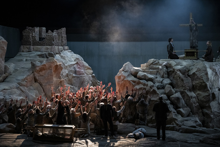 Parsifal - © Bettina Stöß Als neuer Gralskönig enthüllt Parsifal nun wieder den Gral. Die Ritter stehen anbetend