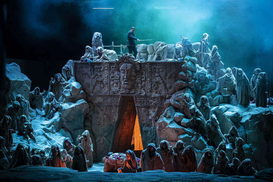 Parsifal - © Bettina Stöß Parsifal beginnt den Tempel zu erobern und zu Klingsor durchzudringen. Dabei wird er von einigen Rittern angegriffen. Er töte sie allsamt.