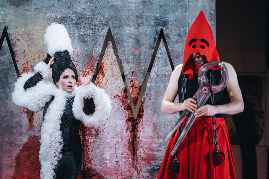 Die drei Rätsel - © Nancy Jesse Frau Knochen und Tartarus vor der Guillotine.