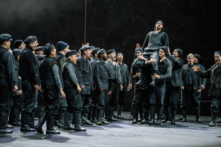 Der fliegende Holländer - © Bettina Stöß Die Seemänner tragen auf ihren Schultern den Steuermann herein.