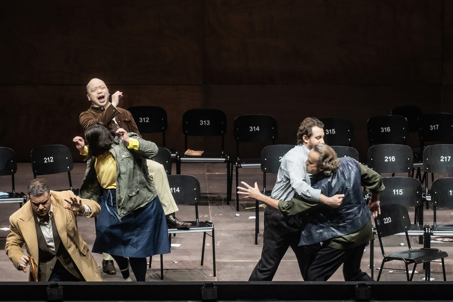 Turandot - © 2023 // Bettina Stöß Die Situation ist kurz vor der Eskalation: Links Timur, Lú und Pong, rechts hält Ping Calaf fest, der zur anderen Gruppe gelangen will.
