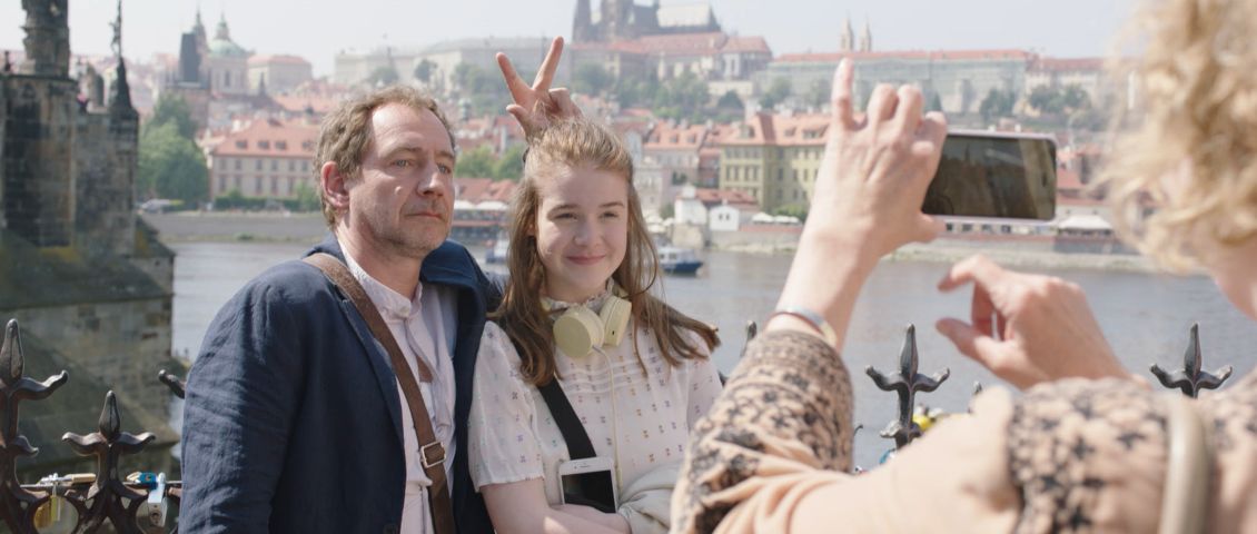 Maya mit ihren Eltern in Prag