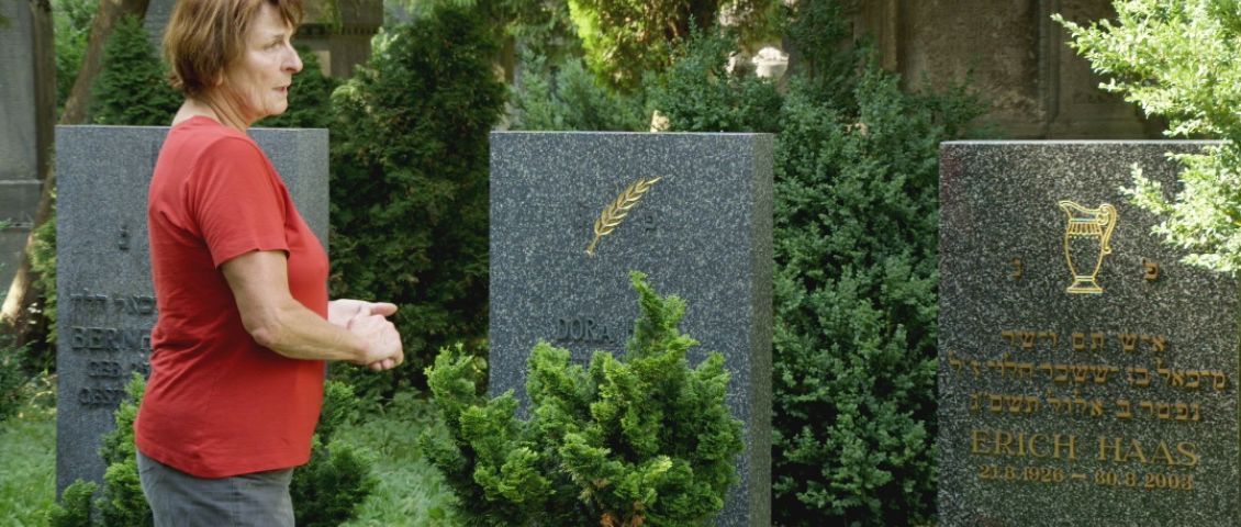 Johanna Angermeier, Gräber, Grabsymbolik  // 2013, FEINSHMEKER FILM // Nicolas Mussell