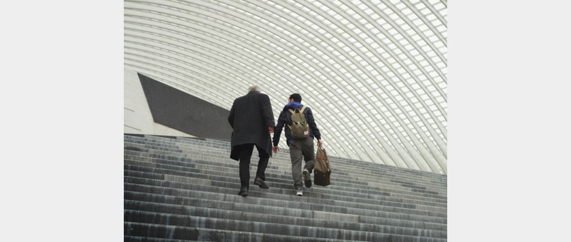 Vater und Sohn am Bahnhof in Lüttich / Thumb