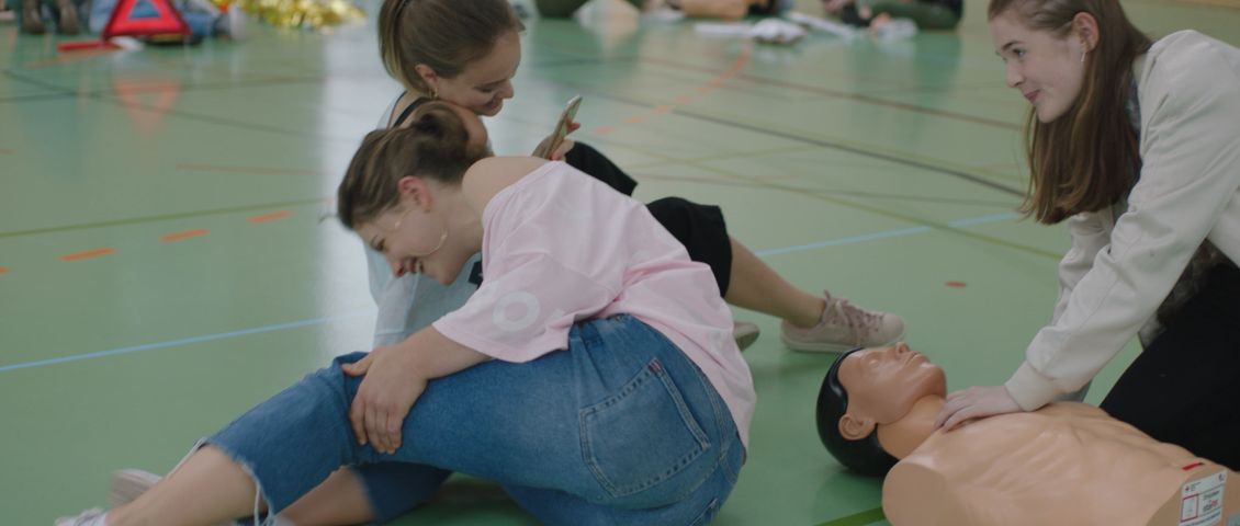 Maya mit Bianca und Tilly beim Erste Hilfe Kurs