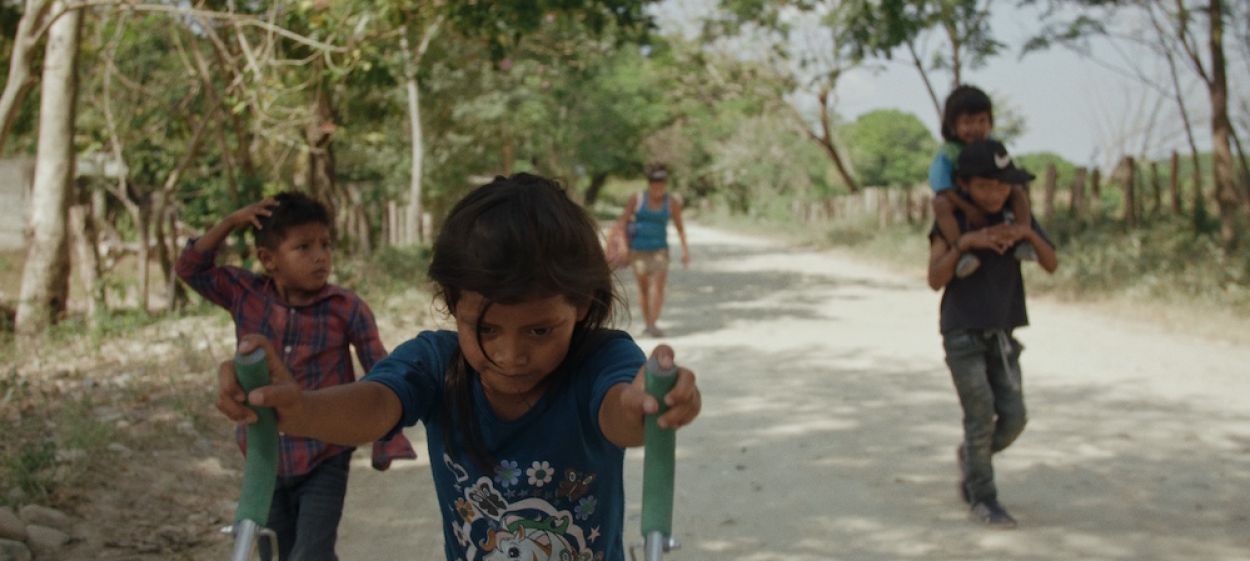 Lo que queda en el camino   // © 2021 Majmun Films (Berlin)    Lo que queda en el camino