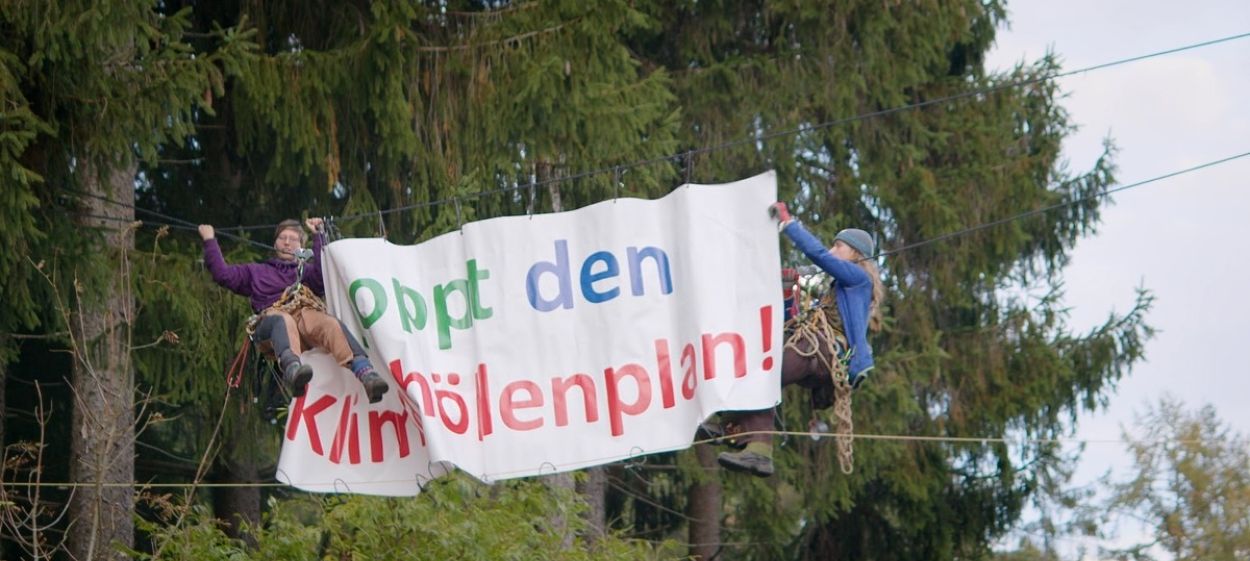 How to Protest in the Land of Plenty  // © 2022 Christian Fussenegger, Bernadette Hauke    How to Protest in the Land of Plenty