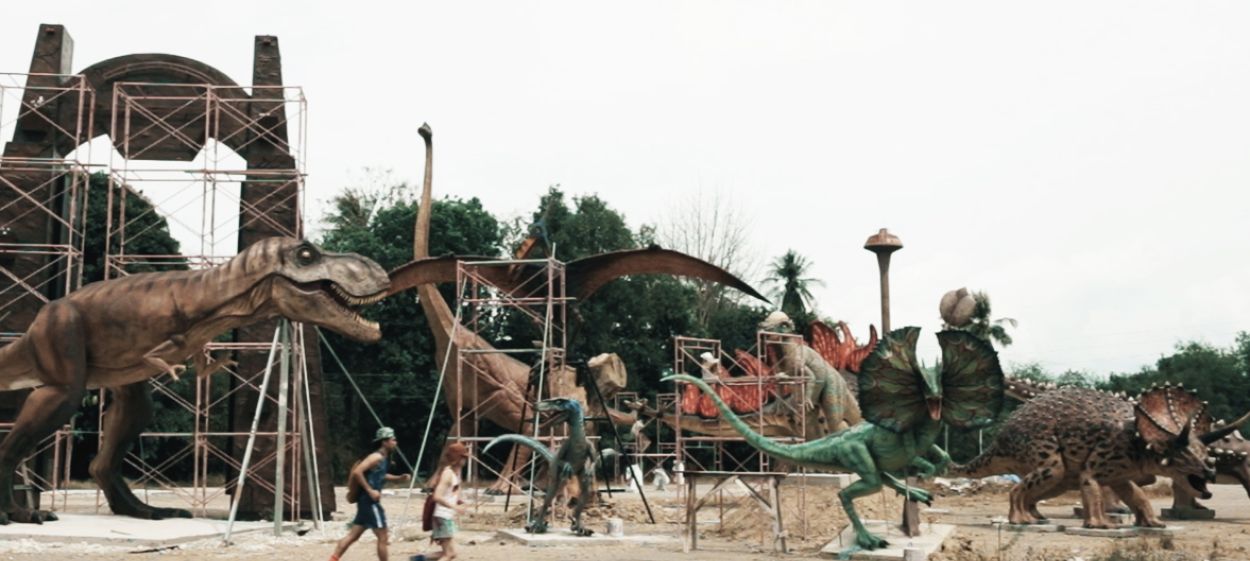 Danse Macabre  // © 2021 Thunska Pansittivorakul, Phassarawin Kulsomboon    Danse Macabre