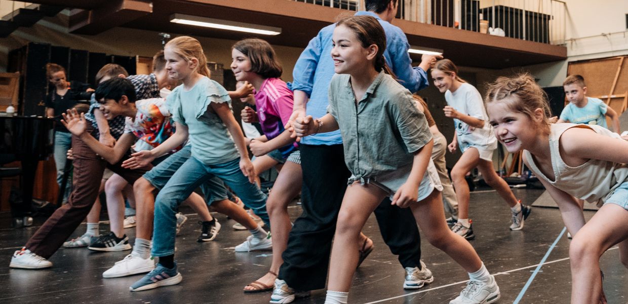 Spaß im Probesaal B: Die Kids des Kinderchores testen eine Choreo mit Regisseurin Franziska Seeberg © Nancy Jesse  Spaß im Probesaal B: Die Kids des Kinderchores testen eine Choreo mit Regisseurin Franziska Seeberg © Nancy Jesse