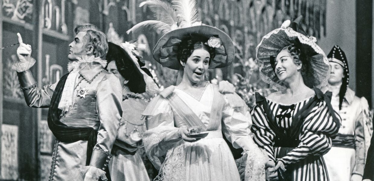 Aus DER JUNGE LORD von Ingeborg Bachmann und Hans Werner Henze – Edith Mathis mit Loren Driscoll und Bella Jasper © Archiv Deutsche Oper Berlin, April 1965  Aus DER JUNGE LORD von Ingeborg Bachmann und Hans Werner Henze – Edith Mathis mit Loren Driscoll und Bella Jasper © Archiv Deutsche Oper Berlin, April 1965