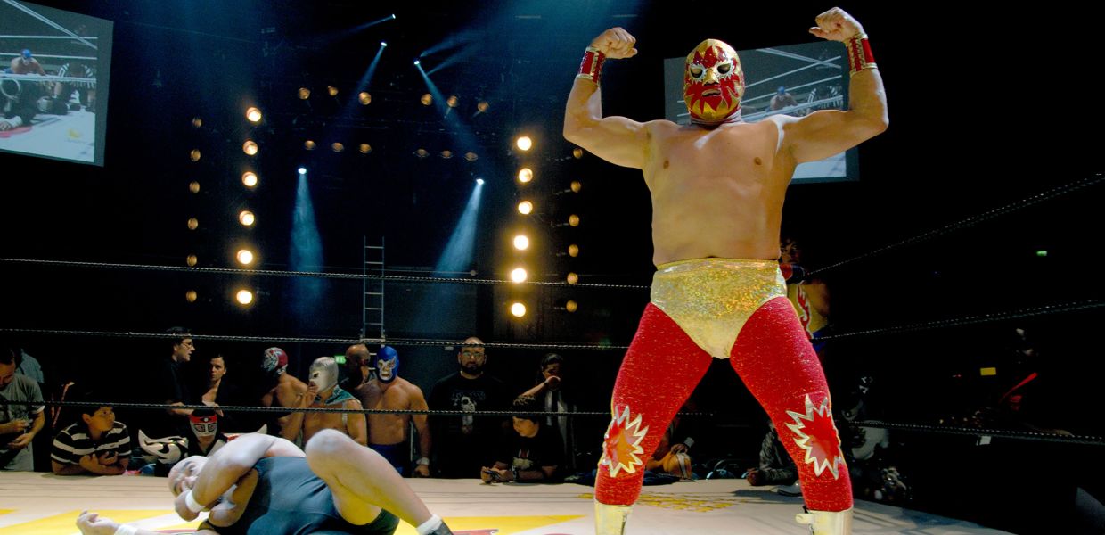 Kämpfer in einem Lucha-Libre-Studios © Julio Etchart / Alamy Stock  Kämpfer in einem Lucha-Libre-Studios © Julio Etchart / Alamy Stock