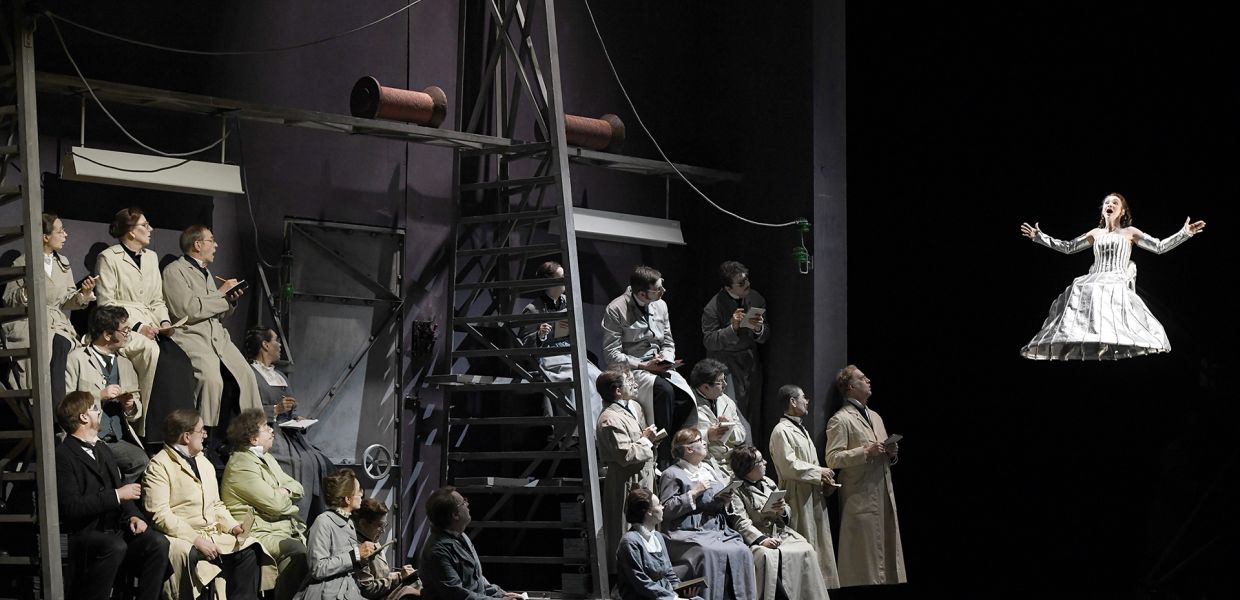 Mensch, Maschine, Puppe? Magisch steigt Olympia auf, in Laurent Pellys Inszenierung von LES CONTES D’HOFFMANN © Bettina Stöß  Mensch, Maschine, Puppe? Magisch steigt Olympia auf, in Laurent Pellys Inszenierung von LES CONTES D’HOFFMANN © Bettina Stöß