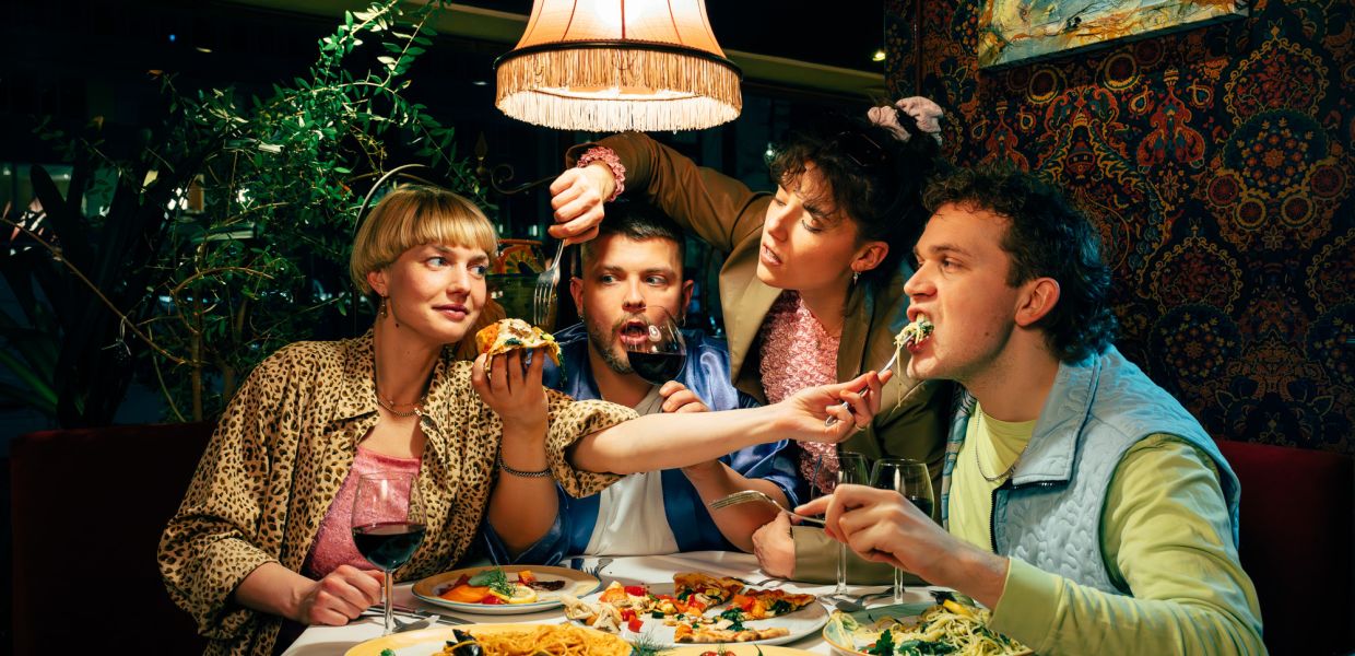 Bunt, erlebnishungrig, immer an einem Tisch: Caroline Schnitzer, Ludwig Obst, Anna Weber und Ferdinand Keller (von links) sind das in Operetten schwer verliebte Kollektiv tutti d*amore © Hanna Wiedemann  Bunt, erlebnishungrig, immer an einem Tisch: Caroline Schnitzer, Ludwig Obst, Anna Weber und Ferdinand Keller (von links) sind das in Operetten schwer verliebte Kollektiv tutti d*amore © Hanna Wiedemann