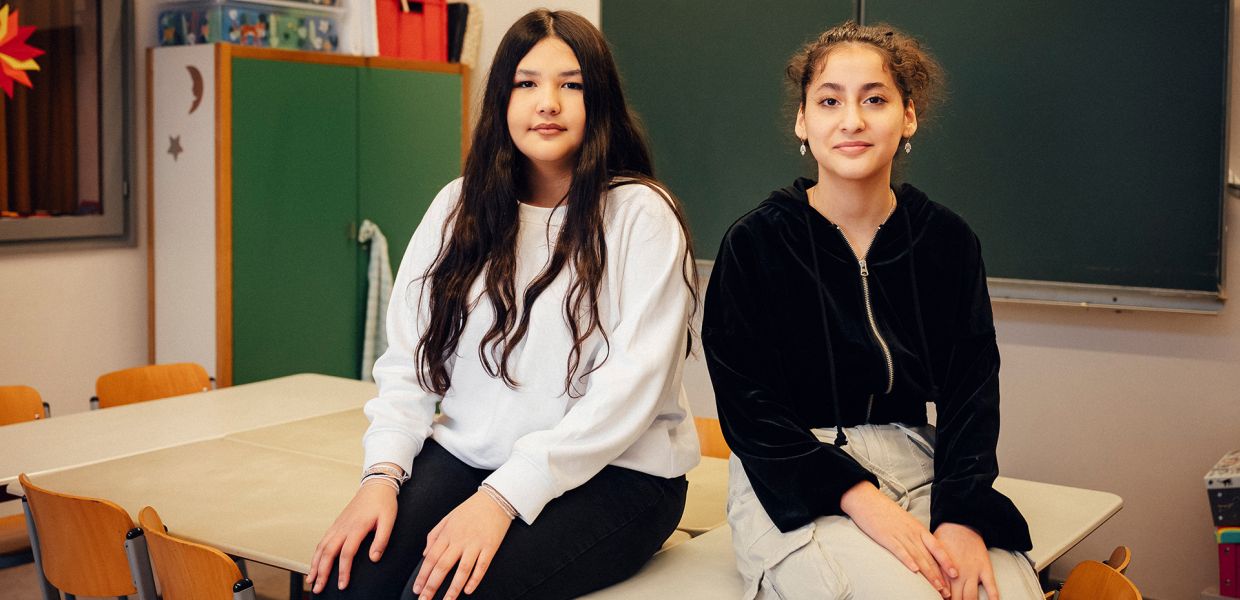Asal (13) und Nuran (12) im Klassenzimmer ihrer alten Grundschule im Berliner Stadtteil Wedding © Hanna Wiedemann  Asal (13) und Nuran (12) im Klassenzimmer ihrer alten Grundschule im Berliner Stadtteil Wedding © Hanna Wiedemann
