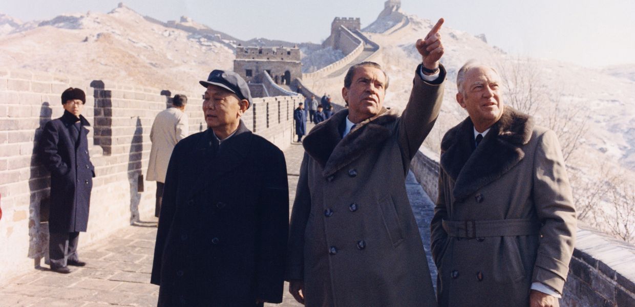 Männer auf der Mauer: Richard Nixon (M.), US- Außenminister William Rogers und der stellvertretende chinesische Ministerpräsident Li Xiannian © Getty Images