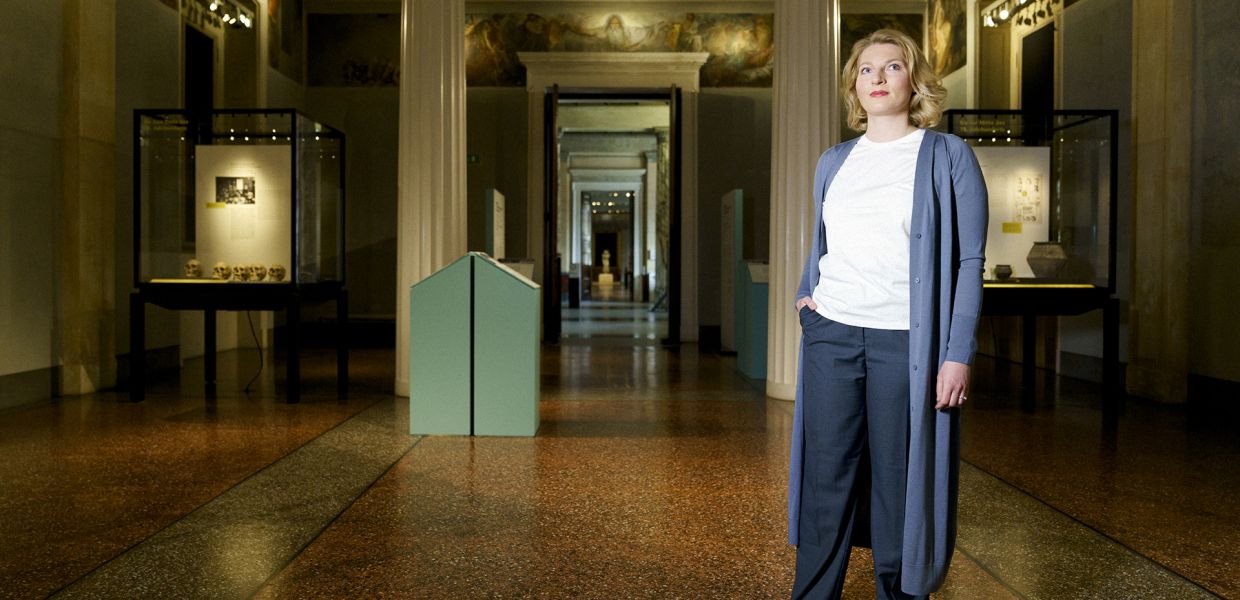 Annika Schlicht im Vaterländischen Saal des Neuen Museums. Hier, zwischen den Figuren der altisländischen »Edda«, lässt sie sich für ihre Rolle inspirieren © Max Zerrahn  Annika Schlicht im Vaterländischen Saal des Neuen Museums. Hier, zwischen den Figuren der altisländischen »Edda«, lässt sie sich für ihre Rolle inspirieren © Max Zerrahn