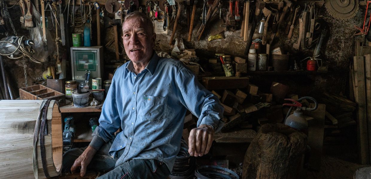 Alfredo Sannibale in seiner Werkstatt, in der schon sein Großvater arbeitete. Im Alter von sechs Jahren hat er hier erstmals mitgeholfen. Als junger Mann wirkte der Fassbauer bei der Uraufführung von EXPERIMENTUM MUNDI mit – jetzt kommt der mittlerweile 75-Jährige mit Kollegen aus seinem Heimatdorf nach Berlin © Karl Mancini  Alfredo Sannibale in seiner Werkstatt, in der schon sein Großvater arbeitete. Im Alter von sechs Jahren hat er hier erstmals mitgeholfen. Als junger Mann wirkte der Fassbauer bei der Uraufführung von EXPERIMENTUM MUNDI mit – jetzt kommt der mittlerweile 75-Jährige mit Kollegen aus seinem Heimatdorf nach Berlin © Karl Mancini