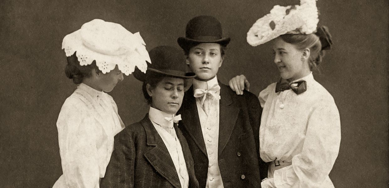 Auch vor 100 Jahren spielten Frauen (und Männer) mit Identität und Codes. Fotografie von ca. 1910 © Collection Sebastien Lifshitz