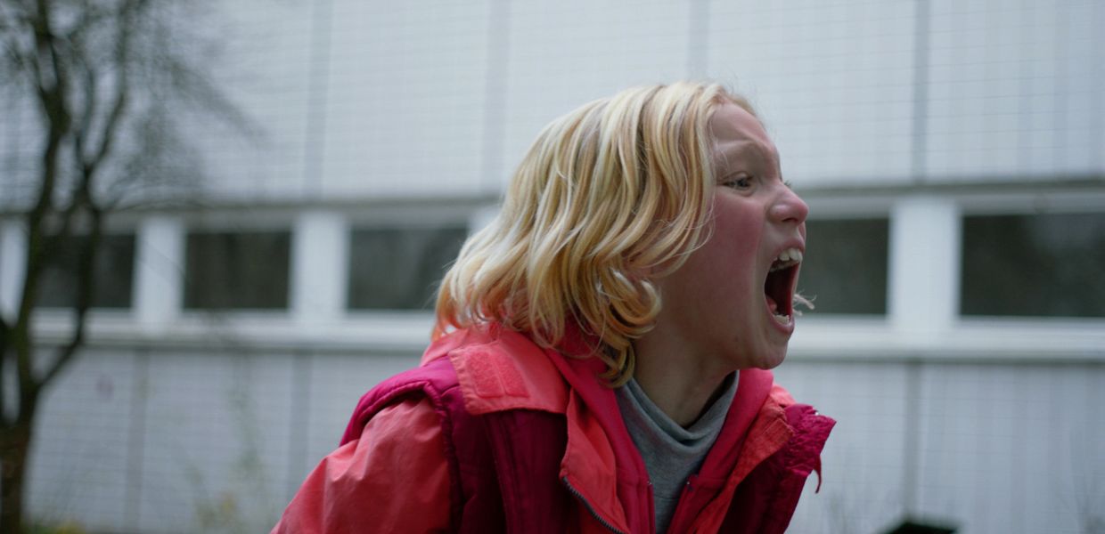 Unberechenbar, unbeugsam, aggressiv: Die neunjährige Benni [Helena Zengel] schreit ihre Wut heraus in einer Szene des Films »Systemsprenger« 