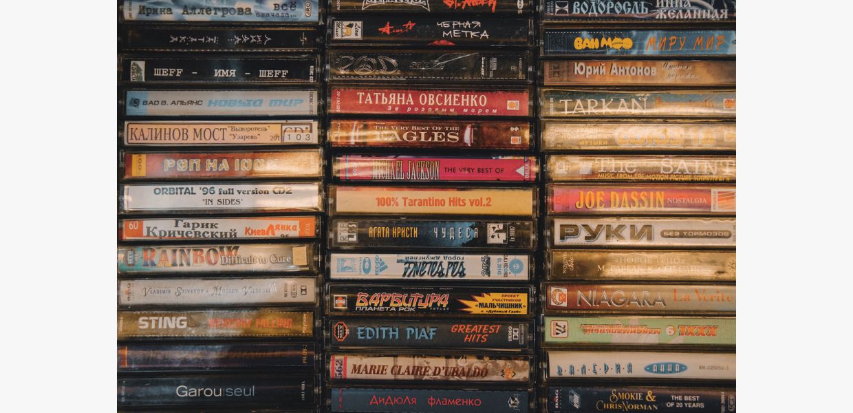 Raubkopien als Nationalklischees: Kassettenstapel auf einem russischen Markt   Raubkopien als Nationalklischees: Kassettenstapel auf einem russischen Markt