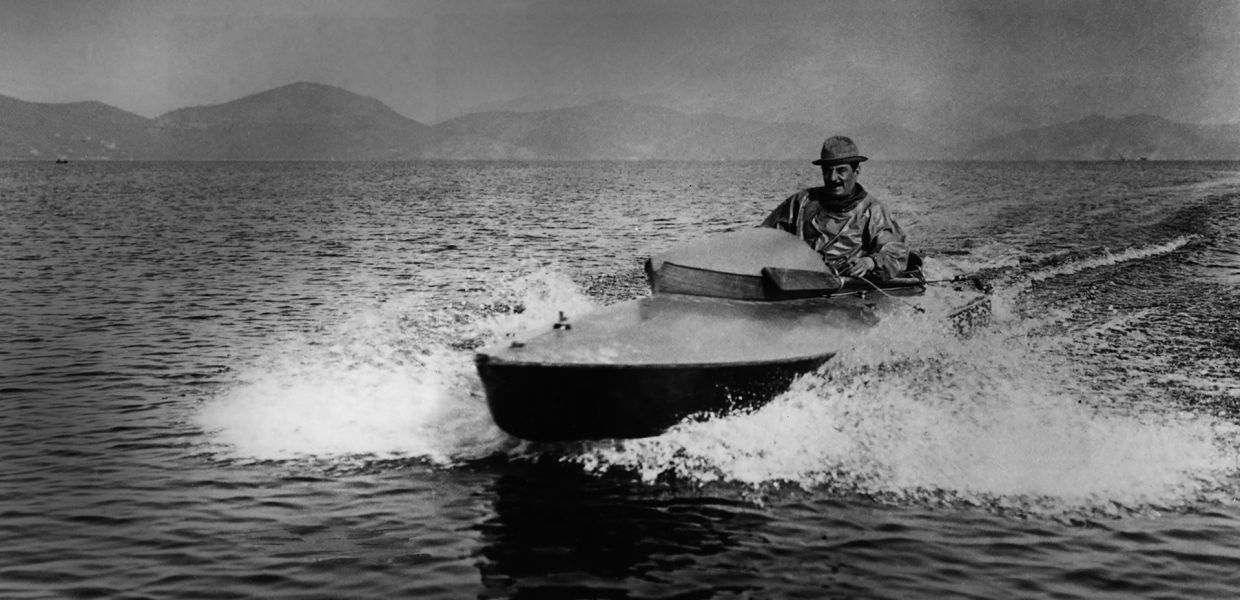 Mit 40 km/h über den Lago di Massaciuccoli: Das Foto zeigt den Komponisten am Steuer seiner neuesten Errungenschaft, die er »Madama Butterfly« taufte © getty images  Mit 40 km/h über den Lago di Massaciuccoli: Das Foto zeigt den Komponisten am Steuer seiner neuesten Errungenschaft, die er »Madama Butterfly« taufte © getty images