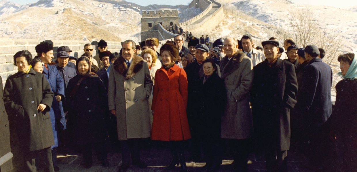 Perfekt inszeniert: Nixon besucht mit seiner Frau Pat und seinem Außenminister William Rogers (r.) die Chinesische Mauer © akg-Images, Annemone Taake