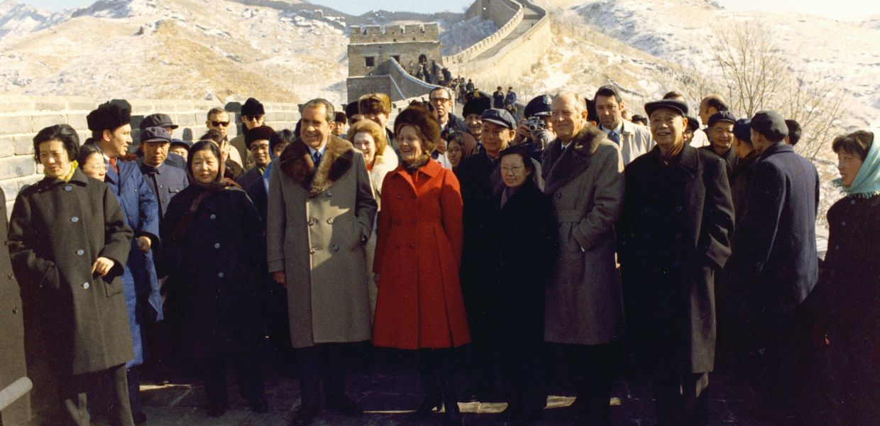 Perfekt inszeniert: Nixon besucht mit seiner Frau Pat und seinem Außenminister William Rogers (r.) die Chinesische Mauer © akg-Images, Annemone Taake  Perfekt inszeniert: Nixon besucht mit seiner Frau Pat und seinem Außenminister William Rogers (r.) die Chinesische Mauer © akg-Images, Annemone Taake