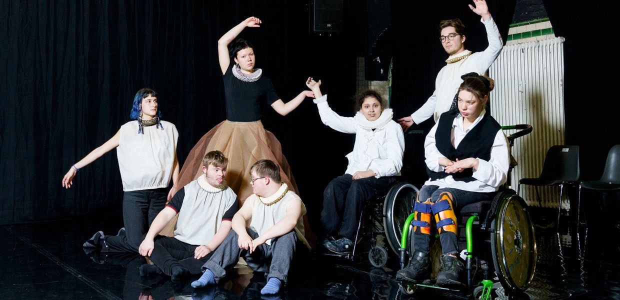 Die Bühne gehört rund 30 jungen Spielerinnen und Musikern aus © Max Zerrahn Berlin und der Ukraine, Menschen mit und ohne Behinderung   Die Bühne gehört rund 30 jungen Spielerinnen und Musikern aus © Max Zerrahn Berlin und der Ukraine, Menschen mit und ohne Behinderung