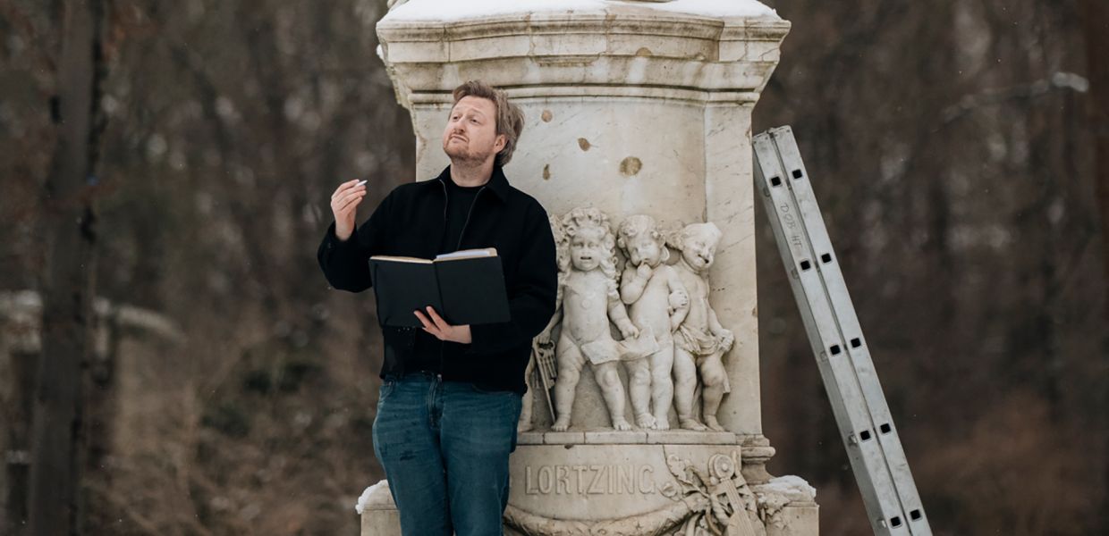 Martin G. Berger vor dem Lortzing-Denkmal im Tiergarten © Nancy Jesse  Martin G. Berger vor dem Lortzing-Denkmal im Tiergarten © Nancy Jesse