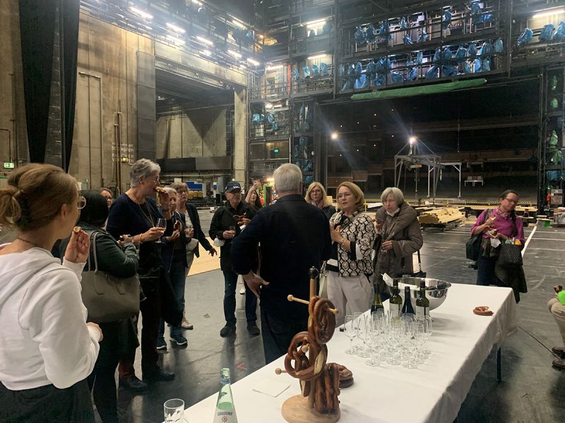 Rundgang in der Baustelle des Orchestergrabens