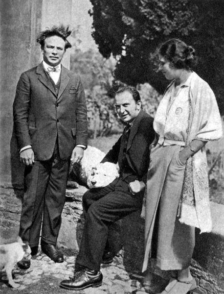 Der Komponist (l.) zusammen mit seiner Frau Elsa und dem Dirigenten Fritz Reiner um 1920. Nach Respighis frühem Tod widmete sich Elsa der Pflege seines musikalischen Erbes © Bridgeman Images Der Komponist (l.) zusammen mit seiner Frau Elsa und dem Dirigenten Fritz Reiner um 1920. Nach Respighis frühem Tod widmete sich Elsa der Pflege seines musikalischen Erbes © Bridgeman Images