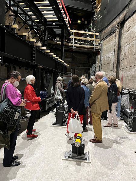 Rundgang in der Baustelle des Orchestergrabens