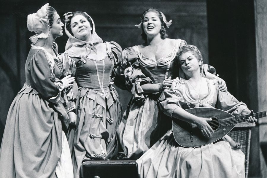 Ruth Hesse in Carl Eberts Inszenierung von FALSTAFF im Jahre 1962  Ruth Hesse in Carl Eberts Inszenierung von FALSTAFF im Jahre 1962