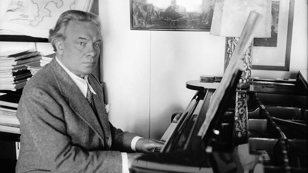 Der Maestro an seinem Bechstein-Flügel um 1925: Um seine eigene Form der neuen italienischen Musik zu erschaffen, beschäftigte sich Respighi intensiv mit dem Studium alter Musik. Transkriptionen (links im Bild) waren seine große Leidenschaft © Bridgeman Images Der Maestro an seinem Bechstein-Flügel um 1925: Um seine eigene Form der neuen italienischen Musik zu erschaffen, beschäftigte sich Respighi intensiv mit dem Studium alter Musik. Transkriptionen (links im Bild) waren seine große Leidenschaft © Bridgeman Images
