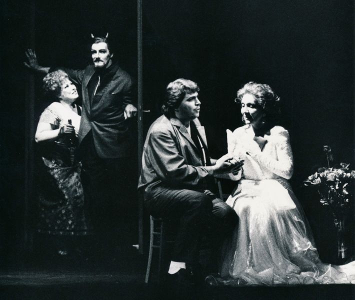 Kaja Borris als Marthe Schwertlein in Gounods FAUST © Kranichphoto  Kaja Borris als Marthe Schwertlein in Gounods FAUST © Kranichphoto