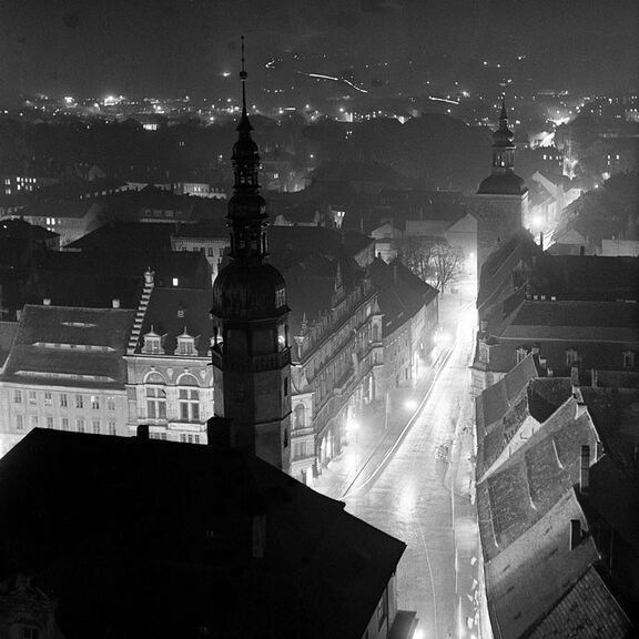 Blick vom Dom St. Petri zum Rathaus über die Bebauung der Inneren Lauenstraße und den Lauenturm in Richtung Oberlausitzer Bergland. Bautzen // © 2025 / Rolf Dvoracek