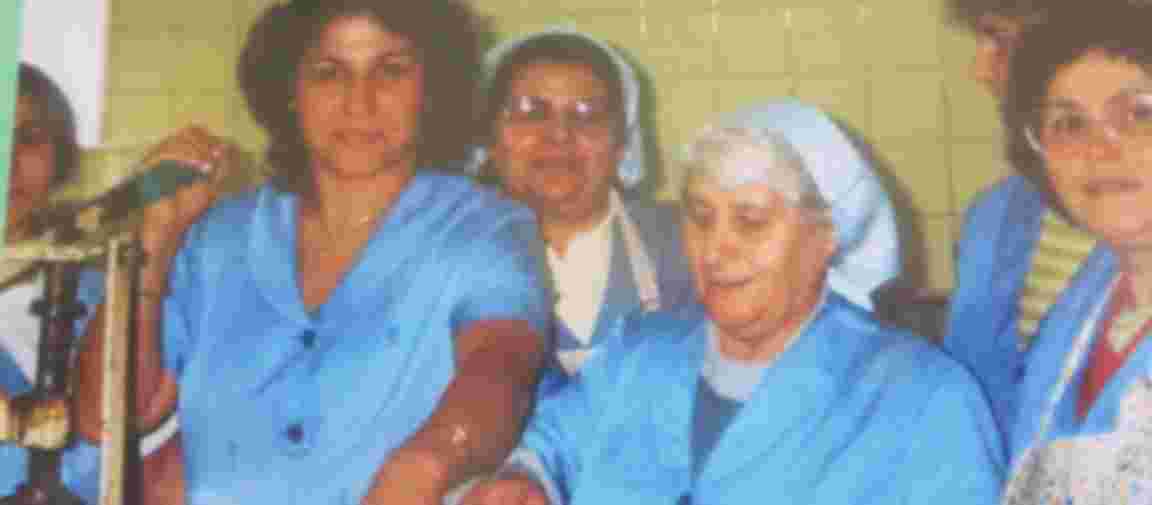Vier Frauen in blauen Kitteln in der Hachez Fabrik um 1970.