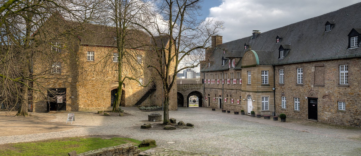 Innenhof des Schloss Broich © 2013, Tuxyso by Wikimedia