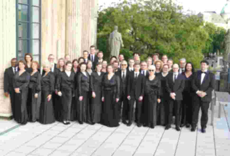 Die Sänger*innen des Extrachors auf dem Balkon des Opernhauses
