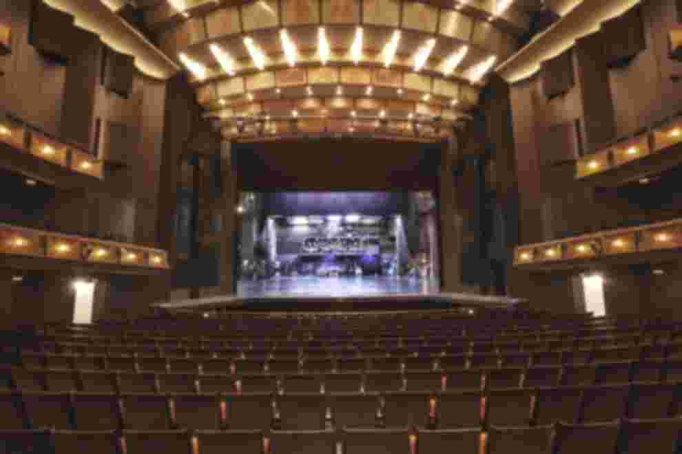 Blick auf die Bühne aus dem Zuschauerraum des Opernhauses.