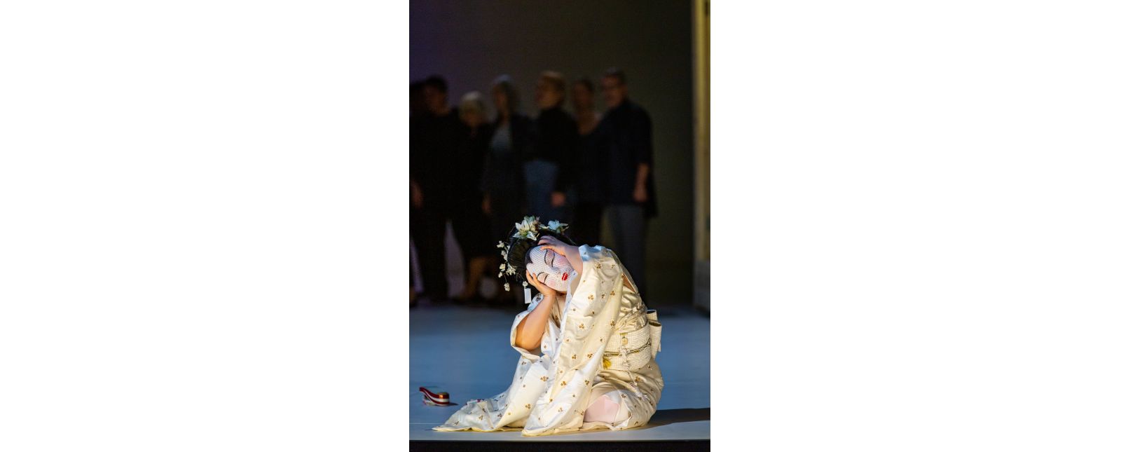 MADAMA BUTTERFLY // Irina Jae Eun Park / Opernchor des Theater Freiburg // Foto: Laura Nickel